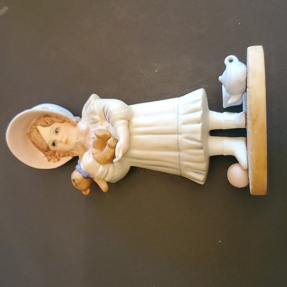 Victorian girl with teddy bear - Picture 1 of 8